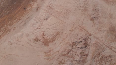 Vista-De-Disparo-De-Drones-Desde-Arriba,-Aspecto-De-Marte-Del-Desierto,-Nabi-Musa-Israel