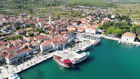 Jelsa-Croacia-Ciudad-Y-Puerto-Isla-Hvar-Vista-Aérea-De-Drones-De-Gran-ángulo