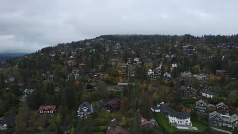 Oslo-Casas-En-La-Montaña-En-Tiempo-Nublado