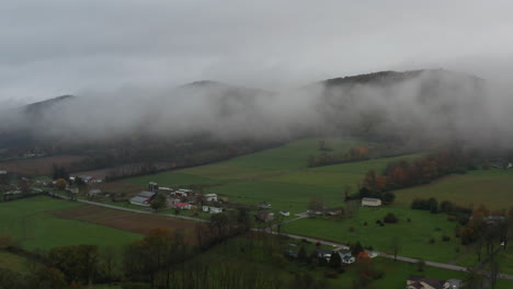 Nebel-über-Feldern-Im-Herbst-In-Pennsylvania