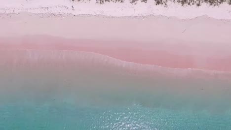 Rosafarbener-Strand-Und-Spritzwelle-Im-Komodo-Nationalpark,-Indonesien-Filmisch-Mit-Drohne-Aus-Der-Luft