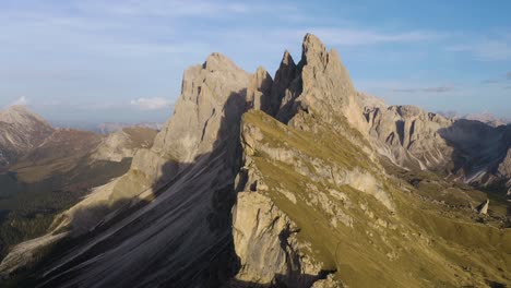 Unglaubliche-Umlaufende-Luftaufnahme-über-Den-Zerklüfteten-Berggipfeln-Von-Seceda-Italien