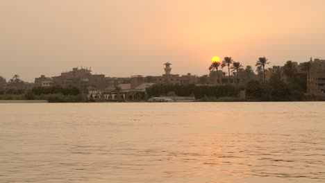 Puesta-De-Sol-Vista-Desde-Una-Faluca-En-El-Río-Nilo-Cerca-De-El-Cairo,-Egipto