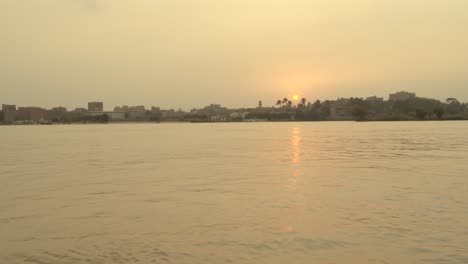 Sonnenuntergang-Von-Einem-Boot-Aus-Gesehen,-Das-Auf-Dem-Nil-In-Der-Nähe-Von-Kairo,-Ägypten,-Schwimmt