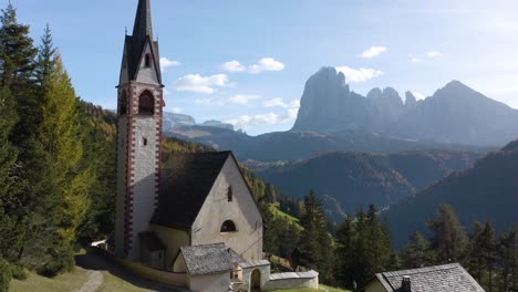 Vista-Aérea-Fija-De-La-Antigua-Iglesia-Con-Una-Montaña-Increíble-En-El-Fondo