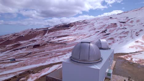 Astronomisches-Observatorium.-Luftbild-Im-Nahflug