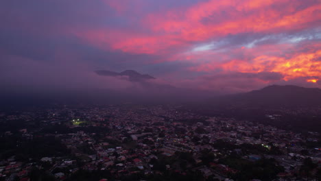 Impresionante-Puesta-De-Sol-Inusual-En-La-Ciudad-Con-Montañas-De-Colores-Increíbles-Y-Una-Pequeña-Tormenta