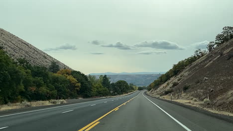 Fahren-Zwischen-Hügeln-In-Einem-Abgelegenen-Gebiet-Von-Oregon