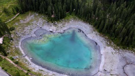 Luftaufnahmen-Des-Karersees,-Einem-Der-Schönsten-Seen-Der-Dolomiten,-Italien