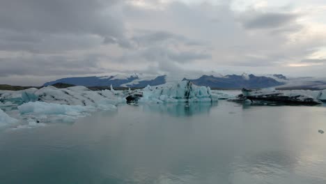 Laguna-Glaciar-Jokulsarlon,-Islandia.-Aéreo-Hacia-Adelante-Ascendente
