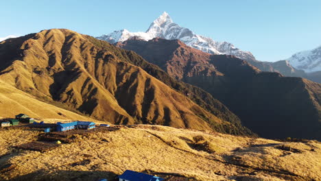 Vista-Aérea-Del-Monte-Cola-De-Pez,-La-Cordillera-De-Annapurna-Y-Dapalagiri,-Y-La-Aldea-De-Khumai-En-El-Distrito-De-Kaski,-Pokhara,-Nepal
