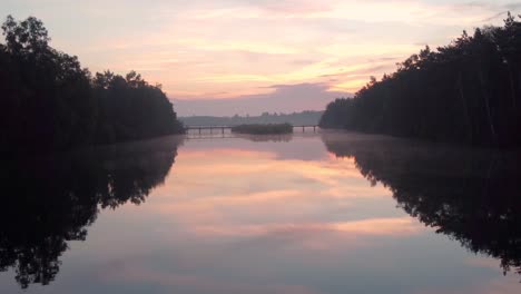 Sonnenaufgang-An-Einem-See-Mit-Etwas-Nebel-Am-Morgen