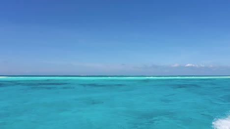 Pov-Segeln-Auf-Türkisfarbenen-Karibischen-Meereswellen-Und-Spritzen-Textur-Meerwasser