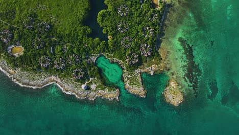 Luftaufnahme-über-Der-Casa-Cenote-Im-Sonnigen-Xpu-ha,-Mexiko---Vogelperspektive,-Drohnenaufnahme