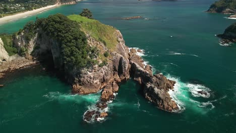 Versteckte-Bucht-Auf-Der-Coromandel-Halbinsel-Mit-Blick-Von-Den-Klippen-über-Die-Inseln-Der-Mercury-Bay-In-Neuseeland