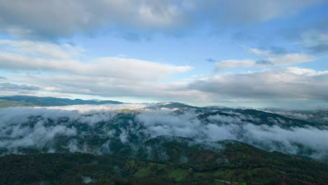 Arco-Iris-En-Las-Montañas-Con-Nubes,-Impresionante-Vista-Del-Cielo-Con-Montañas