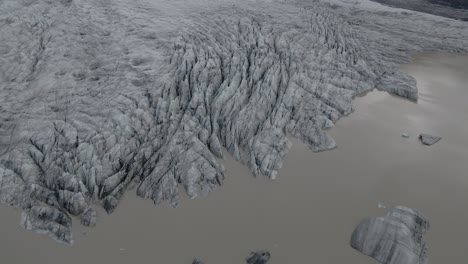 Vista-Aérea-En-órbita-Del-Hielo-Derretido-Del-Glaciar-Skaftafell-Debido-Al-Cambio-Climático,-Islandia