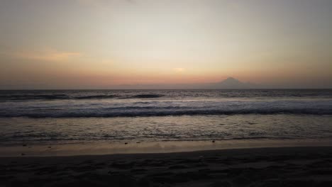 Lombok-Insel-Sonnenuntergang-Im-Zeitraffer-Mit-Balis-Vulkan-Agung-Im-Hintergrund