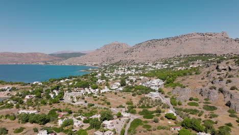 Drohnenrückzug-über-Abgelegenem-Badeort-Auf-Der-Insel-Rhodos---Pefkos,-Griechenland