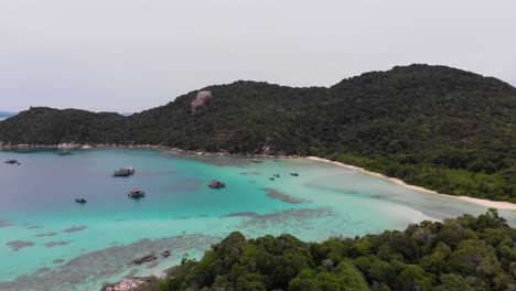 Schwimmende-Häuser-Und-Fischerboote-Auf-Dem-Wasser-In-Einer-Wunderschönen-Tropischen-Rifflagune,-Paradiesische-Tropische-Inseln-Im-Indonesischen-Riau-Archipel