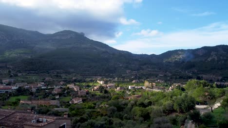 Aerial-moving-forwards-of-mountain-village-Soller,-Mallorca