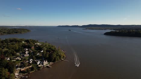 Una-Vista-Aérea-Sobre-El-Río-Hudson-En-El-Norte-Del-Estado-De-Nueva-York-En-Un-Hermoso-Día