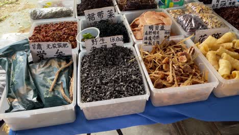 Variedad-De-Alimentos-Secos-Chinos-Tradicionales-En-Cestas-En-Un-Mercado-Local