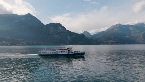 4K-Aerial---Of-the-ferry-from-Bellagio-to-Varenna,-Lake-Como,-Italy