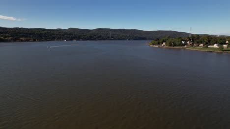 Eine-Luftaufnahme-über-Dem-Hudson-River-Im-Hinterland-Von-Ny-An-Einem-Schönen-Tag-Mit-Blauem-Himmel