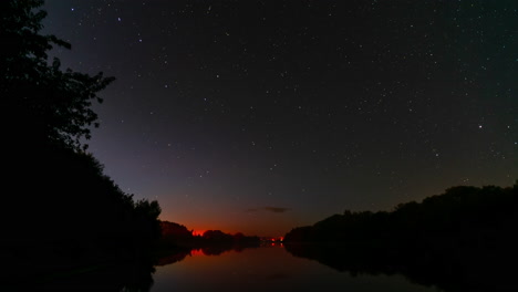 Sonnenuntergang-Und-Das-Erscheinen-Von-Sternen-Am-Fluss-In-Nordeuropa