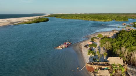 Drones-Aéreos-Vuelan-Sobre-Jericoacoara,-Playa-Paraíso-Jijoca-Norte-De-Brasil-Destino-Turístico-Principal-En-América-Latina,-Parque-Natural-Protegido-Y-Dunas