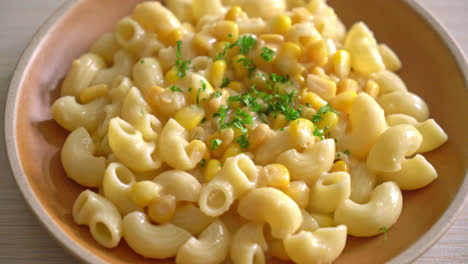 macaroni-with-creamy-corn-cheese-on-plate
