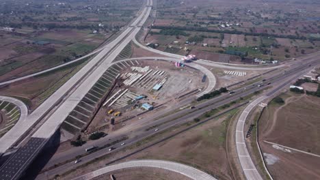 Umlaufende-Luftaufnahme-Des-Autobahnkreuzes-Von-Samruddhi-Mahamarg-Oder-Nagpur-Nach-Mumbai-Super-Communication-Expressway,-Einer-Im-Bau-Befindlichen-6-spurigen-Autobahn