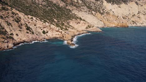 Ibiza-Küste,-Die-Sich-Der-Natürlichen-Infinity-Pool-Antenne-Nähert