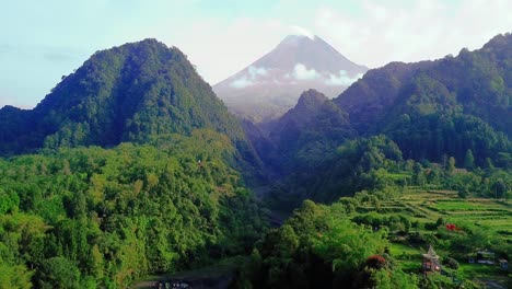 Volcán-Merapi-Con-Dos-Colinas-Cubiertas-De-Bosque