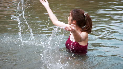 Schönheitsfrauen-Sind-Entspannt-Und-Fröhlich-Mit-Spielwasser,-Das-In-Flüssen-Spritzt-Und-In-Den-Sommerferien-Nass-Wird