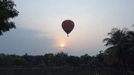Ein-Heißluftballon,-Der-Am-Frühen-Morgen-Mit-Dem-Sonnenaufgang-Im-Hintergrund-Abhebt