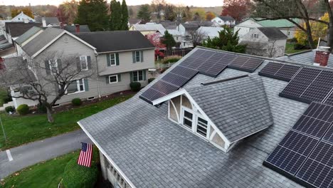 Amerikanisches-Haus-Mit-Usa-flagge-Und-Grünem-Thema-Für-Erneuerbare-Energien