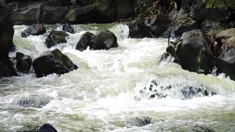 Wasserfluss-Fließt-Durch-Den-Felsen