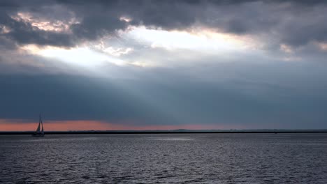 Ein-Sonnenuntergang-über-Dem-Eriesee-Mit-Einem-Segelboot,-Das-über-Das-Wasser-Segelt