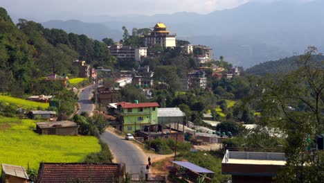 Una-Vista-Del-Monasterio-Neydo-Tashi-Choling-En-La-Pequeña-Ciudad-De-Dakshinkali-En-Nepal-Rodeada-De-Campos-De-Mostaza