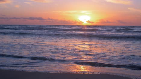 Schöner-Sonnenuntergang-Auf-Dem-Hintergrund-Der-Ostsee,-Sonne,-Die-über-Den-Horizont-Hinausgeht-Und-Wasser-Und-Wolken-Am-Himmel-Beleuchtet,-Ruhige-Meereswellen,-Romantische-Stimmung,-Kopierraum,-Niedriger-Mittlerer-Schuss