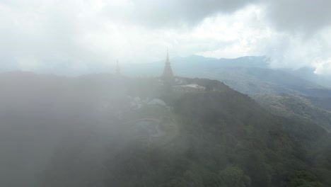 Hermoso-Vuelo-A-Través-De-La-Niebla-Para-Revelar-Un-Impresionante-Templo-En-La-Cima-De-La-Montaña