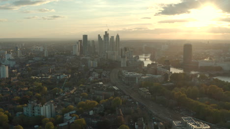 Luftaufnahme-Mit-Langem-Schieberegler-Und-Blick-Auf-Die-Vauxhall-Wolkenkratzer-In-London