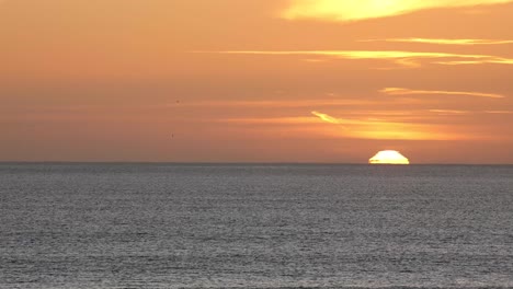 Zeitraffer-Des-Sonnenuntergangs-über-Dem-Ozean-In-Cascais