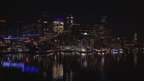 Skyline-Von-Seattle-Bei-Nacht-Mit-Lichtern-Der-Stadt-Und-Reflexionen-Vom-Wasser