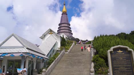 Kippen-Sie-Mit-Menschen-über-Die-Pagode-Im-Doi-Inthanon-Tempel-In-Thailand