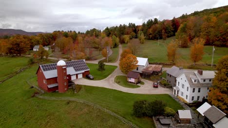 Vermont-Farm-Scene-in-Fall,-Autumn-Leaves