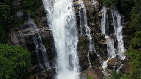 Langsam-Rotierende-Luftdetailansicht-Des-Wasserfalls-Im-Tropischen-Dschungel