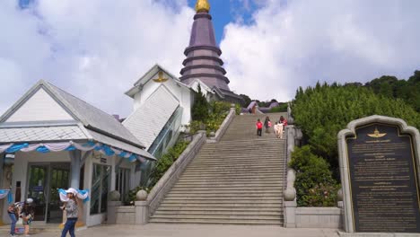 Inclínate-Hacia-Abajo-Sobre-La-Pagoda-En-El-Templo-Doi-Inthanon-En-Tailandia-Con-Gente-En-Cámara-Lenta